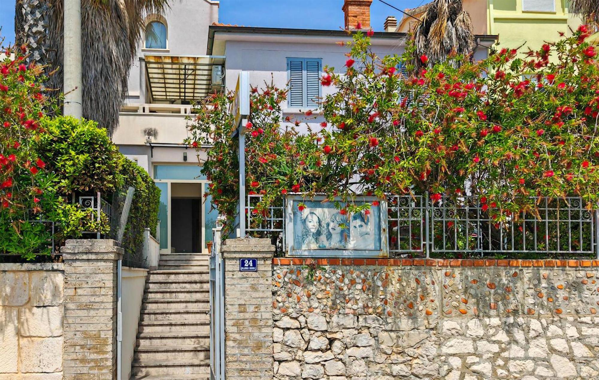 2 Bedroom Gorgeous Apartment In Kastel Luksic Kaštela Extérieur photo